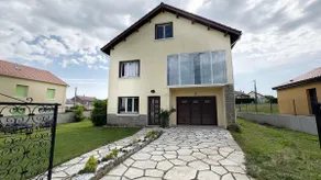 3-Bedroom House with Garden and Garage - Image 2