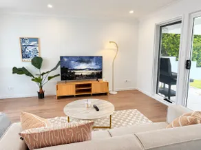 4-Bedroom Luxury Waterfront Home in Broadbeach - Image 5