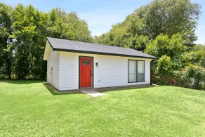 Peaceful Tiny Home Near SFA - Image 2