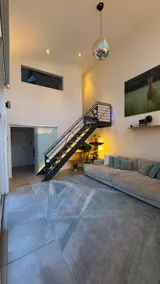 Exclusive architectural house: pool & private entrance - Image 2