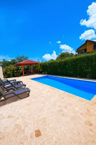 Modern 2BR Apartment 3 Min from Airport with Free Parking - 1 - Image 4