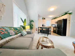 Private guesthouse close to DT | KING bed | patio - Image 2