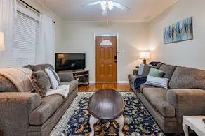 Cozy Dream Cottage - Steps from Best Food & Shops - Image 3