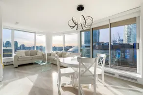 Bright 3BR Downtown Vancouver Condo w Pool & Gym - Image 2