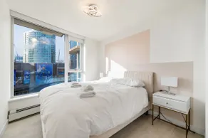 Bright 3BR Downtown Vancouver Condo w Pool & Gym - Image 5