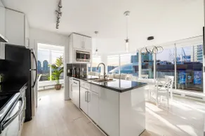 Bright 3BR Downtown Vancouver Condo w Pool & Gym - Image 3