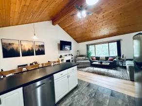 Peaceful Cabin Hideaway near Lake - Image 3