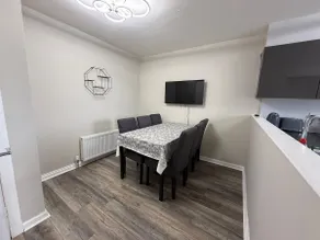Spacious 3 bed house with garden & free parking - Image 3