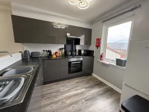 Spacious 3 bed house with garden & free parking - Image 2