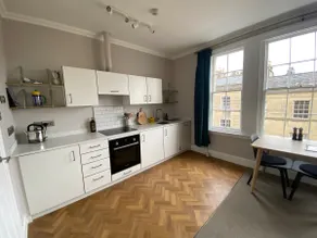 Pretty flat in historic Bath - Image 2