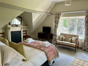 Charming Riverside 2-Bed Apartment in Wargrave - Image 2