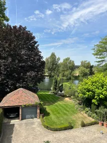 Charming Riverside 2-Bed Apartment in Wargrave - Image 3