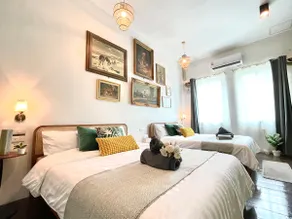 Retreat in the Heart of Old Town, main street - Image 2