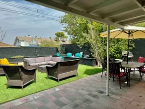 Vibrant Family Home and Pool - Image 4
