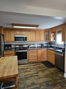 Pet friendly family home, yard and screened porch - Image 5
