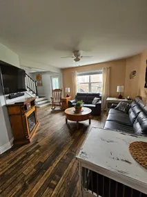 Pet friendly family home, yard and screened porch - Image 3