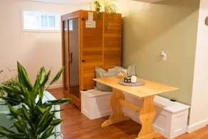The Cozy Apple | Wine Trail | Private Suite | YLW - Image 2