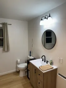 Modern Pownal Apartment - Image 5
