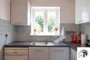 5-Bed Home with Parking – Perfect for Contractors - Image 5
