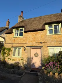 18th Century Thatched Cottage Parking & Garden - Image 3