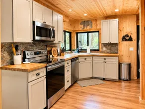 Cozy 3BR Cabin w AC, Games, 10 Min to Donner Lake - Image 5