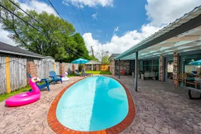 Modern Family Fun Home Pool & Game Room Near Hobby - Image 2