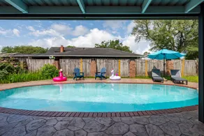 Modern Family Fun Home Pool & Game Room Near Hobby - Image 3
