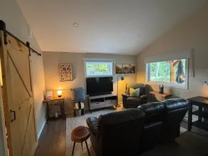 Rock Cottage: Cozy Lake & Ski Cabin - Image 5