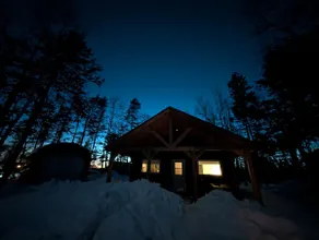 Rock Cottage: Cozy Lake & Ski Cabin - Image 2