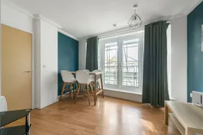 2-Bedroom Flat in Woking Walk to Station - Image 2