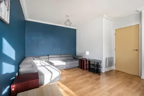 2-Bedroom Flat in Woking Walk to Station - Image 3