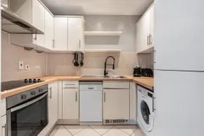2-Bedroom Flat in Woking Walk to Station - Image 5