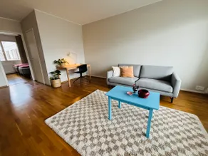 Cozy two-room apartment 2 min to train station, private parking - Image 3