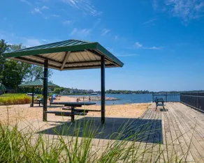 Cozy~Mins to Lake Mi ~Spacious ~Sleeps 12 5 BR~3 B - Image 2