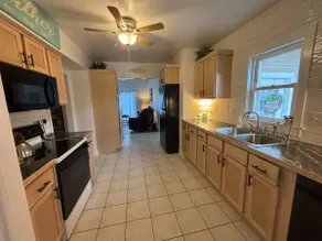 Cozy~Mins to Lake Mi ~Spacious ~Sleeps 12 5 BR~3 B - Image 4