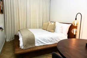 Luxury Modern Rosebank 1BR l Wi-Fi & Parking - Image 2