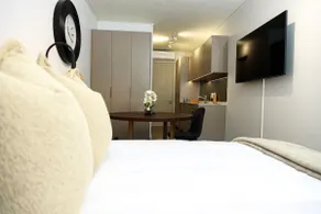 Luxury Modern Rosebank 1BR l Wi-Fi & Parking - Image 3
