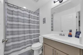Modern, Clean + Convenient Stay - Image 4