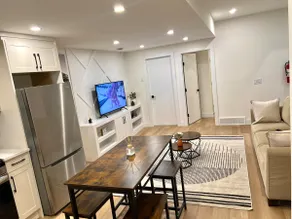 Stylish 2 BDR Lower Suite - Glenbrook - Image 4