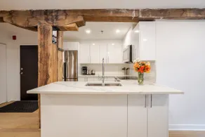 Portly Charm: Chic 2BR Condo in MTL Old Port - Image 2
