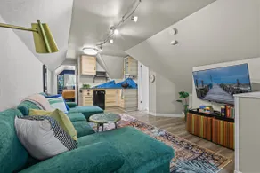 Charming 1 BD Retreat in NE - Image 4