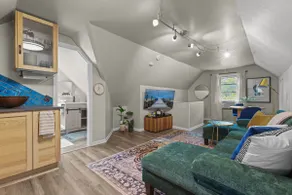 Charming 1 BD Retreat in NE - Image 3