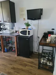 Cute warm apt close to highway - Image 3
