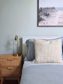 Charming Harbour-View Retreat with Free Parking - Image 4