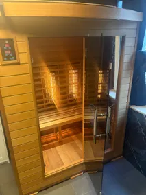 The Gold Wellness Suite: Sauna & Jacuzzi - Image 5