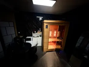 The Gold Wellness Suite: Sauna & Jacuzzi - Image 4