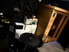 The Gold Wellness Suite: Sauna & Jacuzzi - Image 2