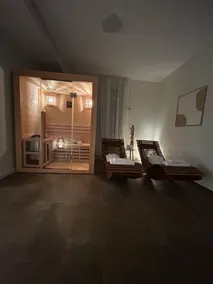 Private spa suite with hot tub & sauna - Image 3