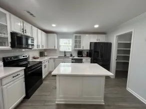 Spacious- 5 beds | 10 guests | Office | Small Gym - Image 3