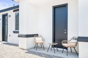 Poolside 2B2B | Comfy Beds & Free Parking - Image 4